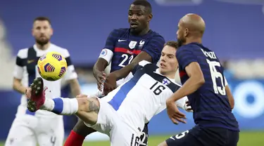 Gelandang Finlandia, Robert Taylor, tengah, mengontrol bola dibayangi pemain Prancis dalam laga persahabatan internasional di Stade de France, Saint-Denis, Kamis (12/11) WIB. Timnas Finlandia mencetak kemenangan bersejarah atas tuan rumah Prancis dengan skor 2-0. (AP Photo/Michel Euler)