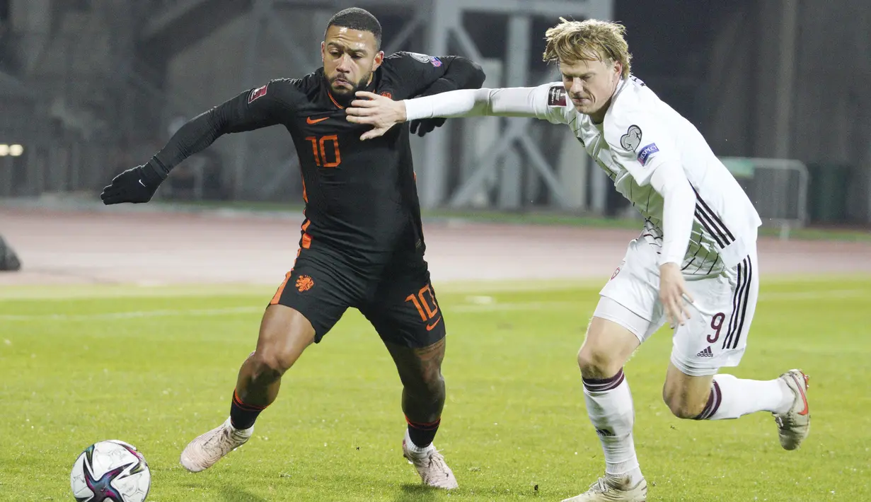 Pasukan Louis Van Gaal terlihat begitu mendominasi pertandingan. Depay dan kawan-kawan bertubi-tubi menggempur pertahanan Latvia. (AP/Roman Koksarov)
