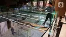 Pekerja tengah melintas di area Lippo Mall Nusantara yang sebelumnya merupakan Plaza Semanggi di Jakarta, Kamis (6/2/2025). (Liputan6.com/Angga Yuniar)