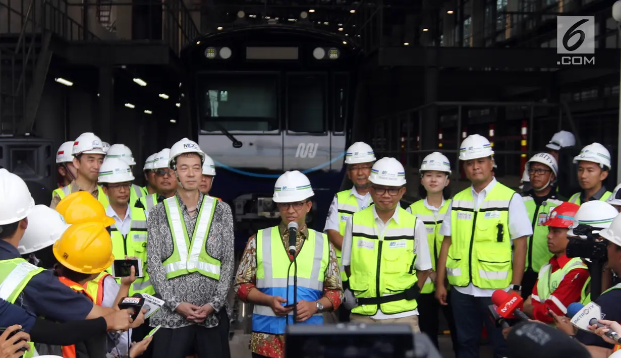 Gubernur DKI Jakarta Anies Baswedan memberi sambutan saat meninjau kereta MRT di Depo Lebak Bulus, Jakarta, Kamis (12/4). Anies menjelaskan depo yang akan jadi pusat operasi MRT ini berdiri di lahan eks Stadion Lebak Bulus. (Liputan6.com/Arya Manggala)