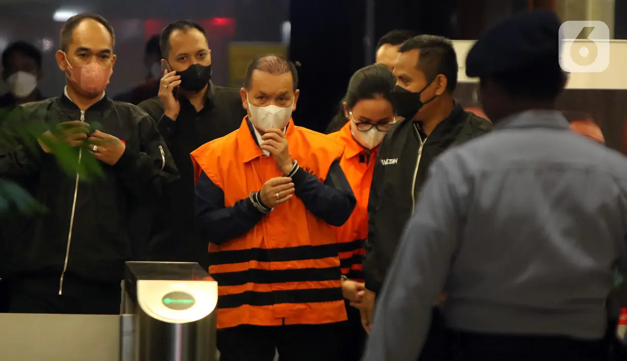 "Kedua pihak yang telah ditetapkan tersangka saat ini telah hadir di Gedung Merah Putih KPK. Masih sedang menjalani pemeriksaan sebagai tersangka oleh tim penyidik KPK di lantai 2," kata Ali. (Liputan6.com/Helmi Fithriansyah)