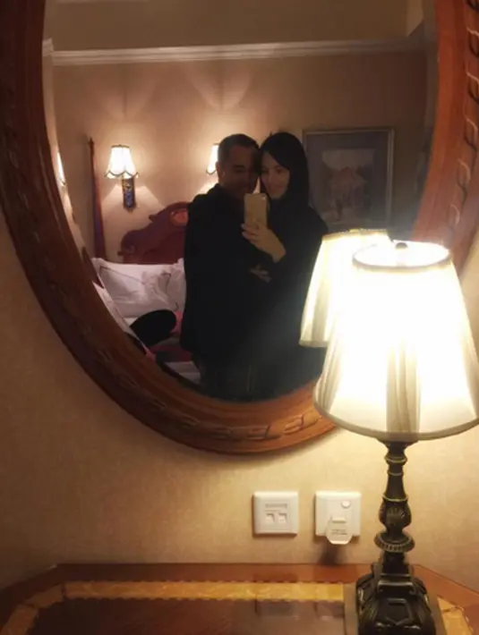 Pasangan suami istri Nia Ramadhani dan Ardie Bakrie terlihat seperti pasangan kekasih. Kemesraan yang mereka tunjukan tuai pujian dari netizen. (viainstagram@ramadhaniabakrie/Bintang.com)