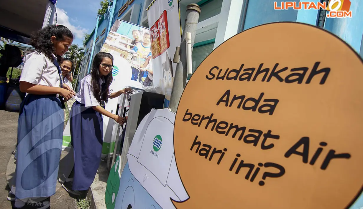 Seorang siswa menuangkan air minum dari dispenser yang disediakan PALYJA, Selasa (22/4/14). (Liputan6.com/Faizal Fanani) 