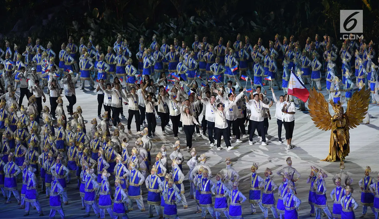 Kontingen Filipina melintas saat pembukaan Asian Games 2018 di Stadion Utama Gelora Bung Karno (SUGBK), Jakarta, Sabtu (18/8). Asian Games 2018 diikuti 45 negara. (Merdeka.com/Imam Buhori)