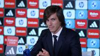Bek Spanyol,&nbsp;Alvaro Fernandez Carreras, memberikan konferensi pers selama presentasi resminya sebagai pemain baru Real Madrid CF, di kompleks latihan Ciudad Real Madrid di Valdebebas, di pinggiran Madrid, pada 15 Juli 2025. (Pierre-Philippe MARCOU / AFP)