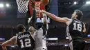 Pau Gasol (16) dan rekannya LaMarcus Aldridge melakukan blok terhadap tembakan pemain Houston Rockets, James Harden (13) pada gim keenam semifinal NBA Wilayah Barat di Houston, (11/5/2017). Spurs menang 114-75. (AP/Eric Christian Smith)