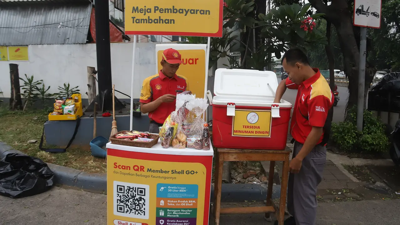 Imbas Kekosongan Stok BBM, Pegawai SPBU Swasta Jajakan Produk Lain