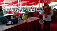 Ribuan warga Kota Bekasi ikut kegiatan vaksinasi massal Covid-19 di Stadion Patriot Candrabhaga Kota Bekasi. (Foto: Istimewa)