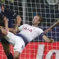 Striker Tottenham Hotspur, Harry Kane, berusaha melepaskan tendangan salto ke gawang Inter Milan pada laga Liga Champions di Stadion Giuseppe Meazza, Milan, Selasa (18/9/2018). Inter Milan menang 2-1 atas Tottenham Hotspur. (AP/Antonio Calanni)