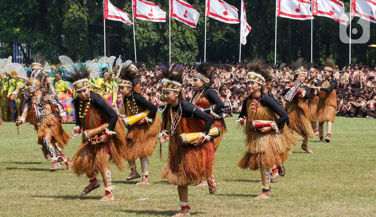 Dalam upacara peringatan Hari Pramuka ke-63 juga ditampilkan beragam tarian khas dari daerah di Indonesia. (Liputan6.com/Herman Zakharia)