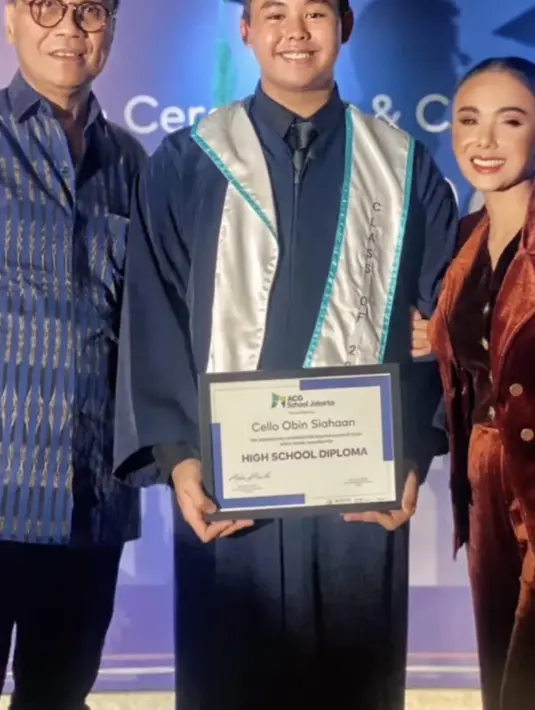 Ditemani sang mantan suami Henry Siahaan, Yuni merias wajah serba coklat dari blush on, lipstik glossy, dan eye shadownya. Credit: (@yunishara36)