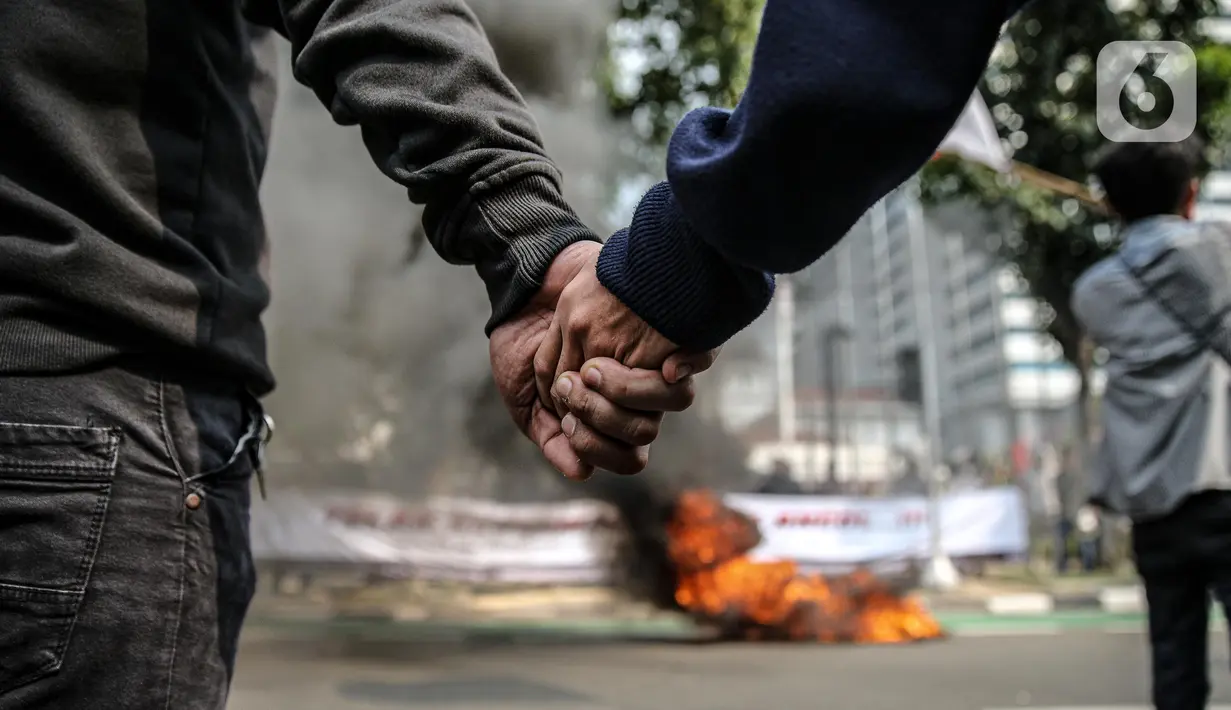Massa yang tergabung dalam gerakan nasional tolak reklamasi (Gentar) membakar ban saat aksi didepan Gedung Balaikota, Jakarta, Rabu (8/7/2020). Dalam aksinya mereka meminta Gubernur DKI Jakarta Anies Baswedan untuk menghentikan Reklamasi Pantai Ancol. (Liputan6.com/Faizal Fanani)