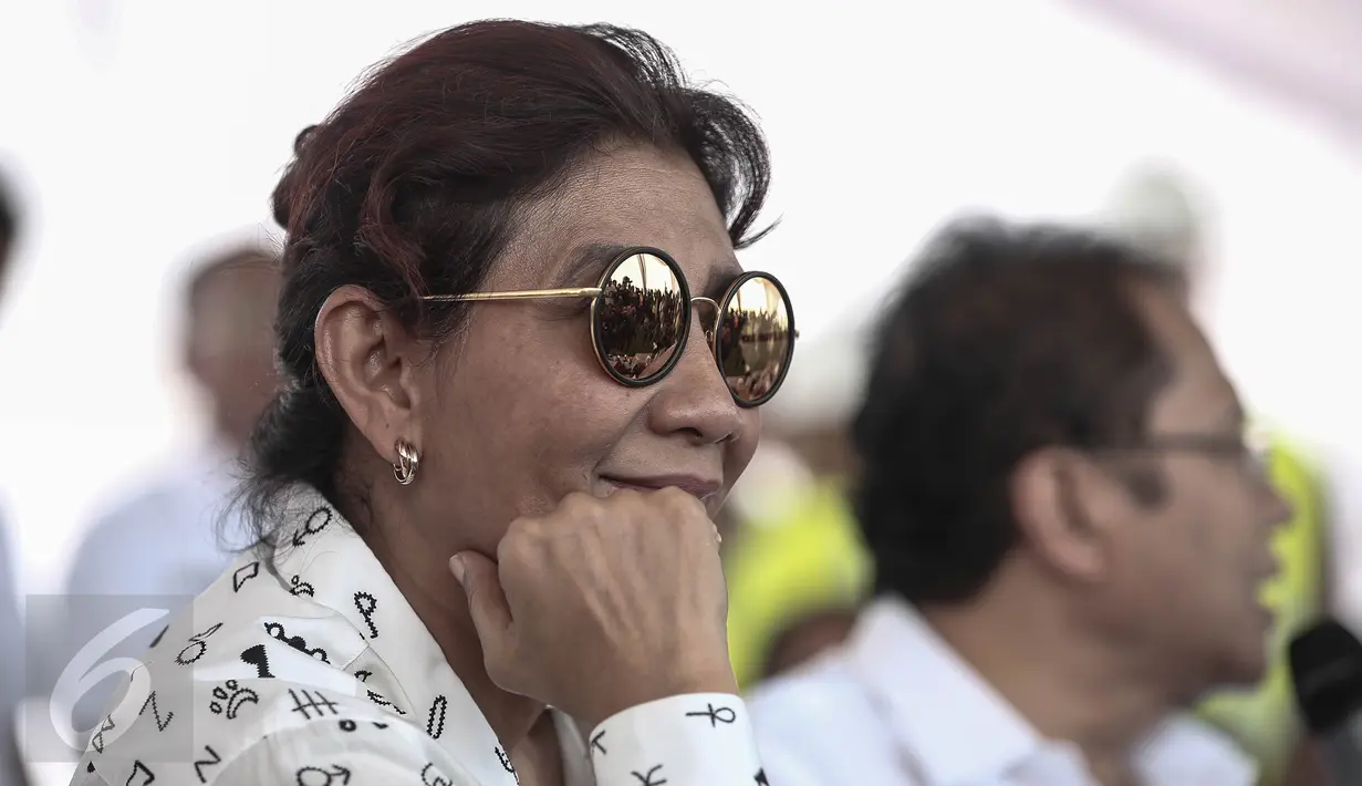 Menteri Kelautan dan Perikanan, Susi Pudjiastuti mengenakan kacamata hitam ketika meninjau reklamasi Teluk Jakarta, Rabu (4/5). Seperti biasa, Menteri Susi memang selalu berpenampilan berbeda dari yang lainnya.  (Liputan6.com/Faizal Fanani)