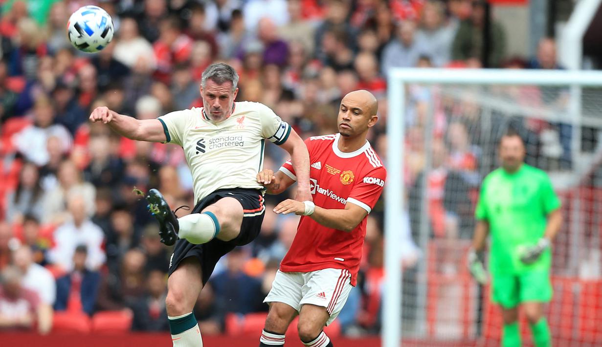 Dengan orang-orang seperti Jamie Charragher, Jaap Stam, dan Gary Neville di line-up, pertandingan itu berjalan dengan menarik. Kedua tim silih berganti saling menebar serangan ke gawang lawan. Namun, hingga babak pertama usai, skor kacamata masih menghiasi pertandingan. (AFP/Lindsey Parnaby)