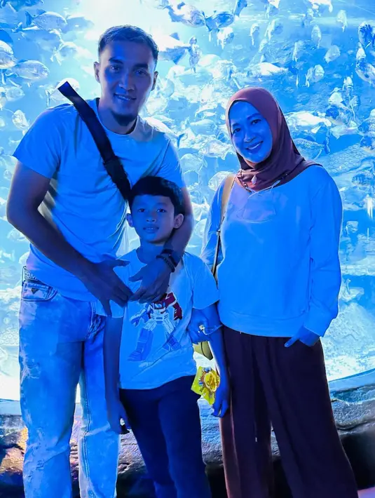 Meski tak lagi sebagai suami istri, keduanya kompak merawat anak secara bersama-sama. Seperti Minggu (14/1/2024), Okie dan Gunawan tampak akur menemani putranya Miro liburan. [Instagram/okieagustina_]