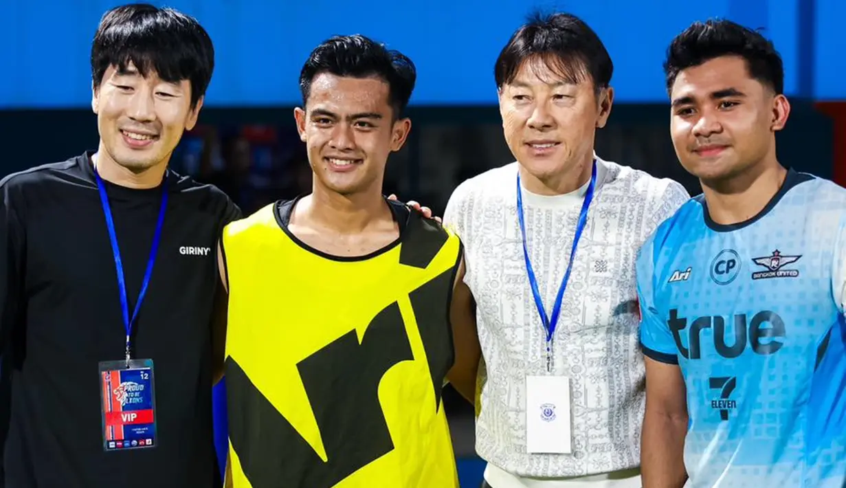 Mantan pelatih Timnas Indonesia, Shin Tae-yong, menyaksikan langsung pertandingan Asnawi vs Arhan di Liga Thailand. Pertandingan yang berakhir imbang 0-0 itu menyajikan duel menarik antara kedua pemain Indonesia tersebut. Momen pertemuan itu berujung dengan foto bersama di pinggir lapangan. (Liputan6/com/IG/@true_bangkok_united)