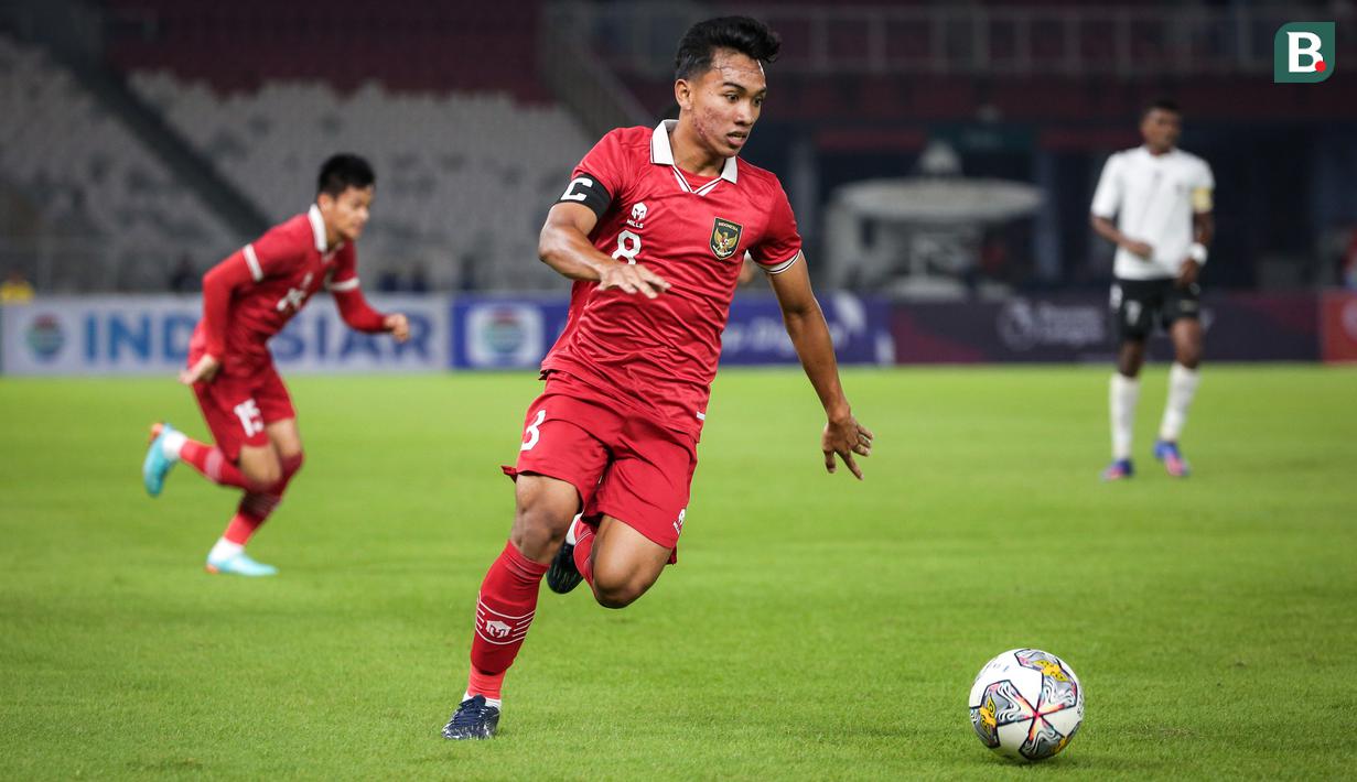 Pemain Timnas Indonesia U-20, Arkhan Fikri menggiring bola pada laga International Friendly Match U-20 melawan Timnas Fiji di Stadion Utama Gelora Bung Karno (SUGBK), Jakarta, Jumat (17/02/2023). Arkhan menjadi salah satu pemain yang tampil menonjol pada laga uji coba tersebut. Pemain muda Arema FC itu mampu membongkar pertahanan dari tengah dengan melepaskan umpan kunci serta tendangan tepat sasaran dari luar kotak penalti. (Bola.com/Bagaskara Lazuardi)