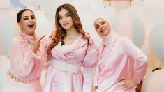 Di momen ulang tahun Lily buah hati Tasya Farasya, Tasyi tidak tampak hadir dalam acara tersebut. Terlihat dalam unggahannya, selebgram 30 tahun ini hanya berfoto bersama kakak perempuannya yang bernama Selvi Salavia, dan sang ibunda. Ketiganya kompak dengan balutan busana warna pink. (Liputan6.com/IG/@tasyafarasya)
