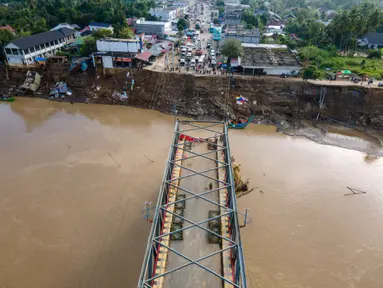Foto udara menunjukkan bagian jembatan yang runtuh di atas Sungai Peusangan di Kuta Blang, Kabupaten Bireuen, Provinsi Aceh, pada Selasa 9 Desember 2025. Jembatan Kuta Blang yang berdiri di atas Sungai Peusangan di Kuta Blang, Kabupaten Bireuen, Provinsi Aceh, masih putus. (CHAIDEER MAHYUDDIN/AFP)