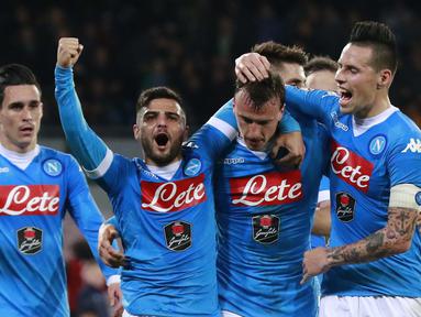 Para pemain Napoli merayakan gol Vlad Chiriches (2kanan) saat melawan AC Chievo Verona pada lanjutan Serie A 2015-2016 di Stadion San Paolo, Naples, Minggu (6/3/2016) dini hari WIB.  (AFP/Carlo Hermann)
