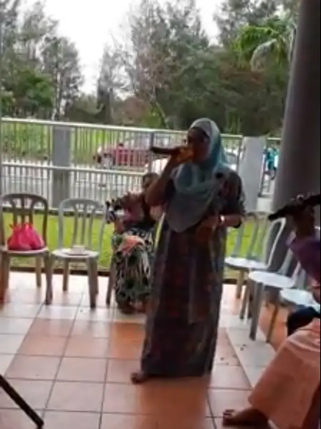 emak-emak nyanyi lagu Nirvana