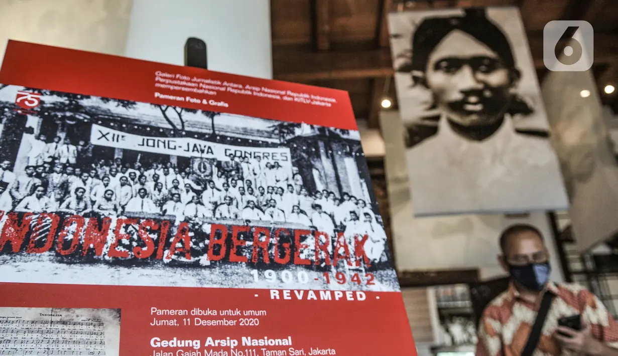 Koleksi foto arsip tentang sejarah Indonesia yang ditampilkan dalam pameran Indonesia Bergerak 1900-1942 (Revamped) di Gedung Arsip Nasional, Jakarta Selasa (15/12/2020). Pameran tersebut digelar oleh KITLV, Galeri Foto Jurnalistik Antara, ANRI, dan Perpustakaan Nasional. (merdeka.com/Iqbal Nugroho)