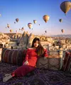 Fuji mengunjungi Cappadocia saat berada di Turki. Saat berfoto dengan latar belakang balon udara, Fuji tampil feminim. [@fuji_an]