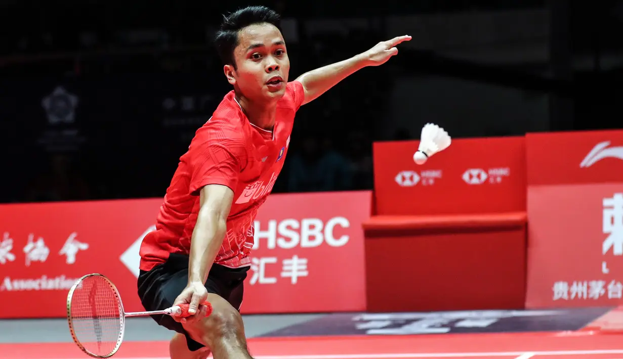 Pada laga kedua Anthony Ginting berhasil bangkit dengan mengalahkan Chen Long dua set langsung dengan 21-12 dan 21-11. (AFP/Stringer)