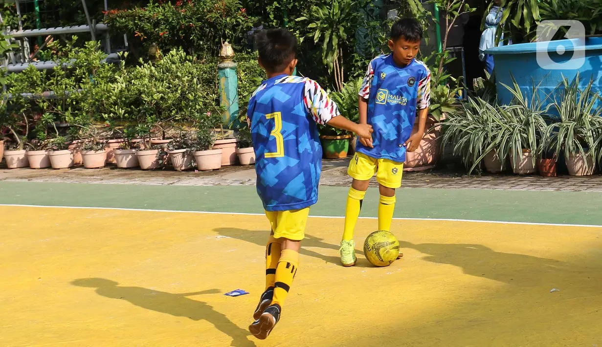 Siswa mengikuti kegiatan selama Masa Pengenalan Lingkungan Sekolah (MPLS) hari pertama di halaman SDN Kenari 07 dan 08  di kawasan Salemba, Jakarta. (Liputan6.com/Herman Zakharia)
