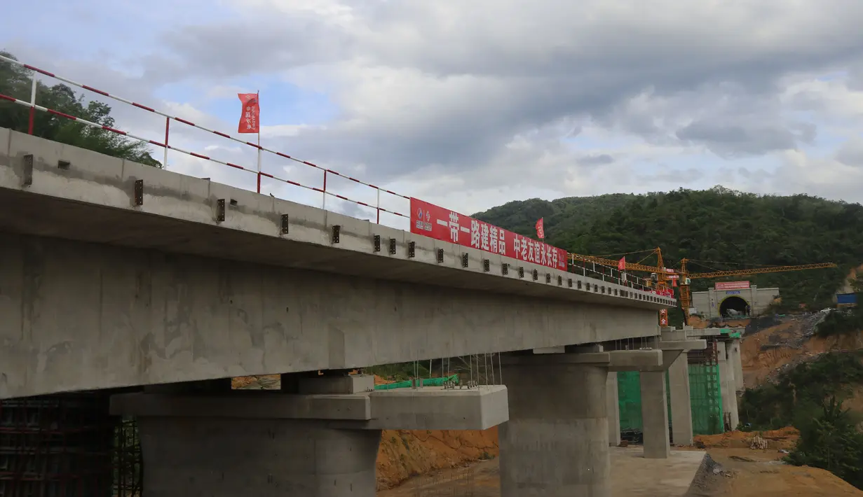 Foto yang diabadikan pada 16 Juni 2019 ini memperlihatkan lokasi pembangunan jembatan dan terowongan PowerChina Sinohydro Bureau 3 Co., LTD (Sinohydro 3), perusahaan teknik asal China yang terlibat dalam pembangunan Jalur Kereta China-Laos di wilayah pegunungan di Laos utara. (Xinhua/Pan Longzhu)