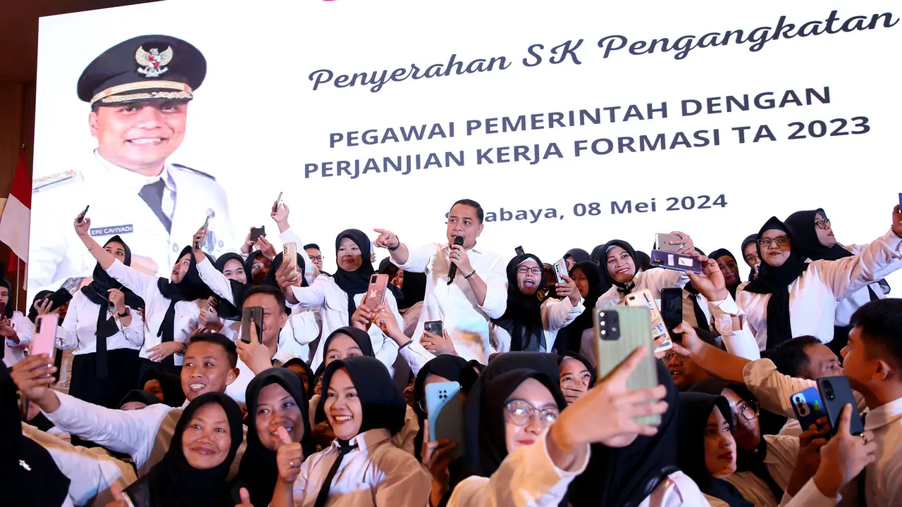 Eri Cahyadi menyerahkan SK ke ribuan PPPK Surabaya. (Istimewa)