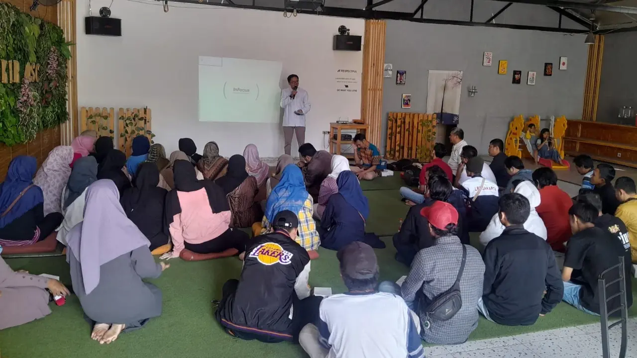 Tim pemenangan pasangan calon Wali Kota dan Wakil Wali Kota Bogor, Atang Trisnanto dan Annida Allivia yang tergabung dalam Satgas Jabar Putih Kota Bogor.