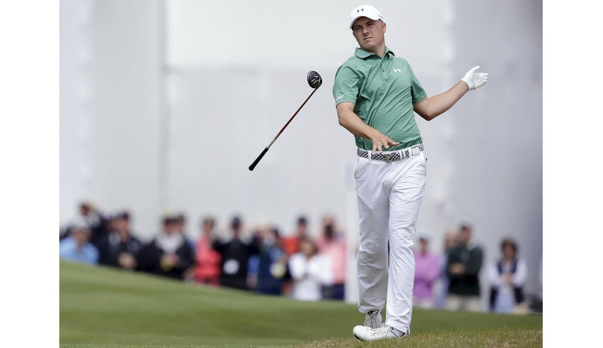 Pegolf Jordan Spieth asal Amerika Serikat melempar stik golf saat gagal memasukan bola pada kejuaraan  World Golf Championship-Dell di Austin Country Club, Texas, Sabtu (27/3/2016). (Mandatory Credit: Erich Schlegel-USA TODAY Sports )   