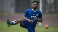 Bek Persib, Tony Sucipto, melakukan pemanasan saat latihan di Stadion GBLA, Jawa Barat, Kamis (20/7/2017). Persib bersiap menghadapi Persija pada laga Liga 1. (Bola.com/Vitalis Yogi Trisna)