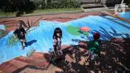 Anak-anak melintas di atas jalan yang telah dilukis mural di Jalan Keuangan, Cilandak, Jakarta, Rabu (26/8/2020). Mural di sepanjang jalan Keuangan menuju museum Basoeki Abdullah itu bertujuan memperindah wilayah tersebut serta sebagai ajang promosi museum. (Liputan6.com/Faizal Fanani)