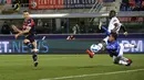 Pemain Bologna Marko Arnautovic (kiri) mencetak gol ke gawang Sampdoria pada pertandingan Serie A di Stadion Renato Dall'Ara, Bologna, Italia, 11 April 2022. Bologna menang 2-0. (Michele Nucci/LaPresse via AP)