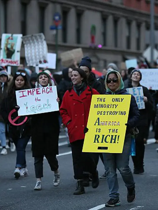 Para demonstran memblokir jalanan Big Apple, Bella, Gigi, dan Yolanda membawa sebuah papan yang bertuliskan, 'We are all Hindus, Buddhists, Muslims, Atheists, Christians, Jews'. (doc.dailymail.com)