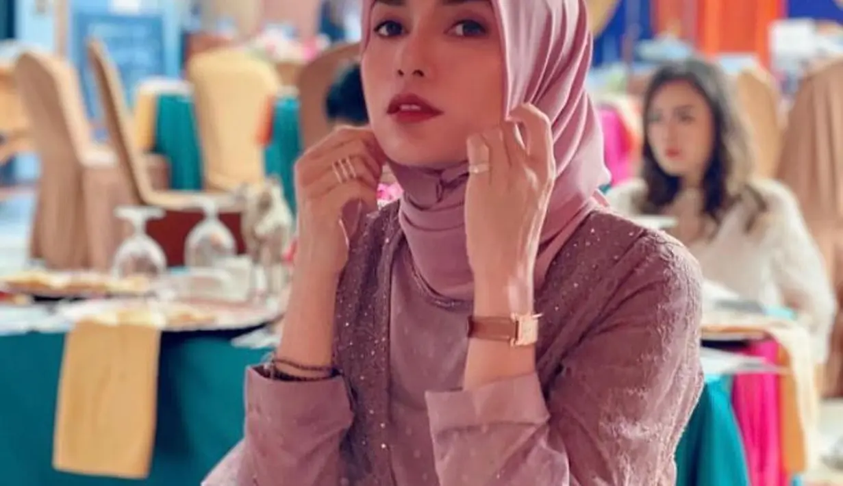 Unggahan Ussy baru-baru ini yang mengenakan gamis berenda dan hijab segi empat warna ungu tuai pujian curi atensi. [Foto: IG/ussypratama].