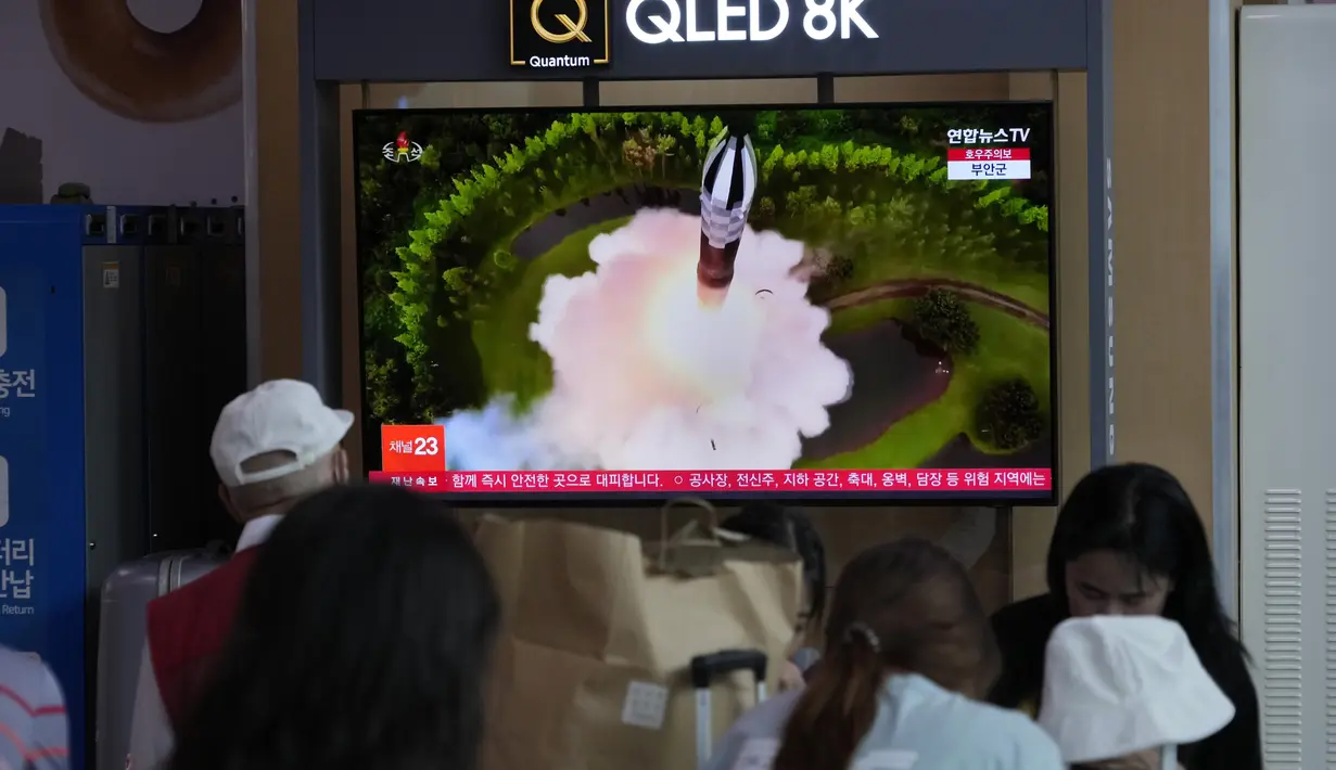 Dikatakan bahwa rudal-rudal tersebut meluncur sejauh 250 mil (400 km) sebelum mendarat di perairan lepas pantai timur semenanjung Korea. (AP Photo/Ahn Young-joon)