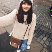 Sweater rajutan berwarna pink yang dipakai Rina Nose kali ini membuat tampilannya begitu simple dan kasual. Terlebih ia memadukannya dengan ripped jeans dan beanie berwarna pinknya. (Instagram/rinanose16)