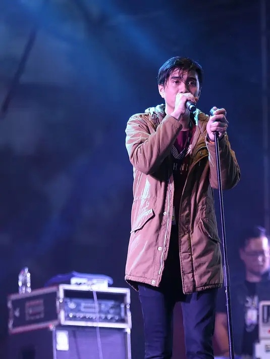 Kabar duka itu disampaikan oleh vokalis band asal Yogyakarta Sheila On7 Duta dipanggung WTF Stage, Minggu (14/8/2016). Sikap profesionalitas ditunjukkan meski salah satu personelnya tengah dilanda duka. (Galih W. Satria/Bintang.com)