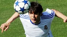 Gaya gelandang serang Real Madrid asal Brasil Kaka di sesi latihan yang digelar di Madrid, 12 April 2011 menjelang leg kedua perempat final Liga Champions melawan Tottenham Hotspur. AFP PHOTO / DOMINIQUE FAGET