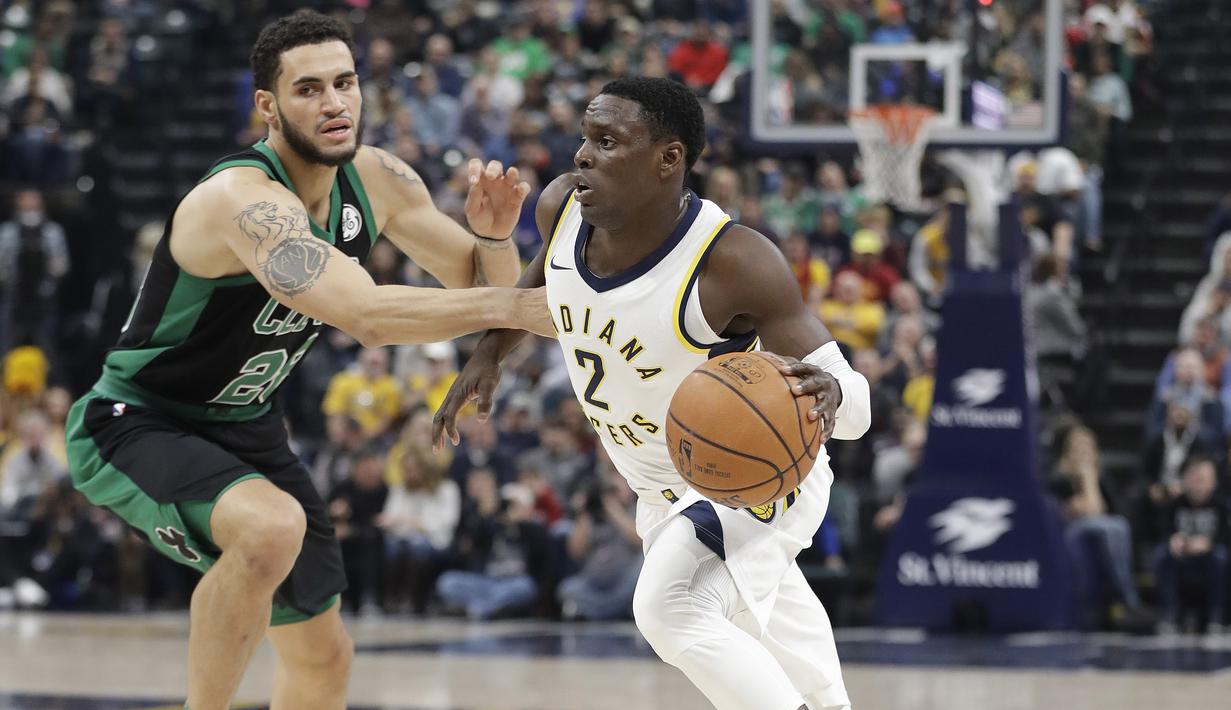 Pemain Indiana Pacers, Darren Collison (kanan) berusaha melewati adangan pemain Boston Celtics, Abdel Nader pada lanjutan NBA basketball game di Bankers Life Fieldhouse, Indianapolis, (25/11/2017). Boston Celtics menang 108-98. (AP/Darron Cummings)