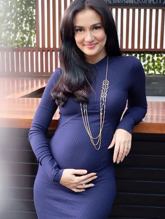 "Kayaknya saya yang lebih ngidam dibanding dia. Banyak, ingin ini lah ingin itulah," kata Rio Dewanto, di kawasan Sarinah, Jakarta Pusat, Rabu (8/2/2017). (Instagram/atiqahhasiholan)