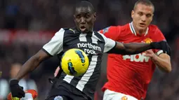 Demba Ba yang satu setengah musim membela Newcastle United pada 2011/2012 hingga tengah musim 2012/2013 tercatat selalu mencetak gol ke gawang Manchester United di Liga Inggris pada musim 2011/2012. Pada pekan ke-13 (26/11/2011), ia mencetak satu gol saat Newcastle bermain imbang 1-1 di Old Trafford. Sementara saat menjamu MU di St James' Park pada pekan ke-20 (4/1/2012), Demba Ba kembali mencetak satu gol dalam laga yang dimenangkan Newcastle 3-0. (AFP/Paul Ellis)