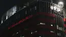 Aktivis Greenpeace menembakkan sinar laser bertuliskan Reformasi Habis Dikorupsi ke gedung Merah Putih KPK, Jakarta, Senin (28/6/2021) malam. Aksi tersebut bentuk keprihatinan atas upaya pelemahan KPK sejak disahkannya Revisi UU KPK hingga Tes Wawasan Kebangsaan. (Liputan6.com/Helmi Fithriansyah)