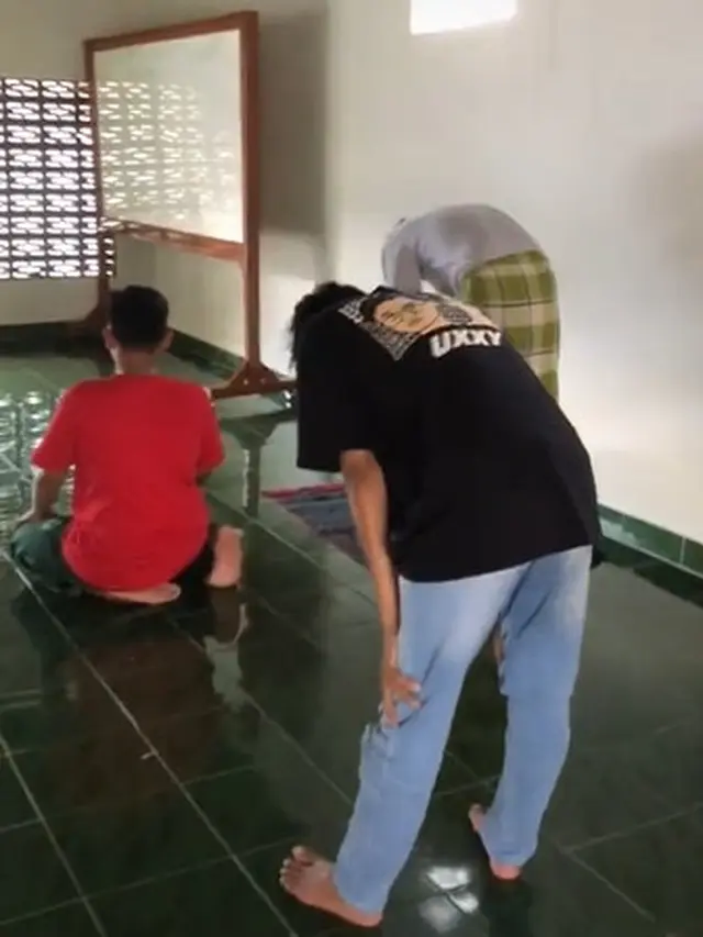 Gagal Fokus Gara-Gara Puasa, Pemuda Ini Salah Arah Kiblat saat Salat