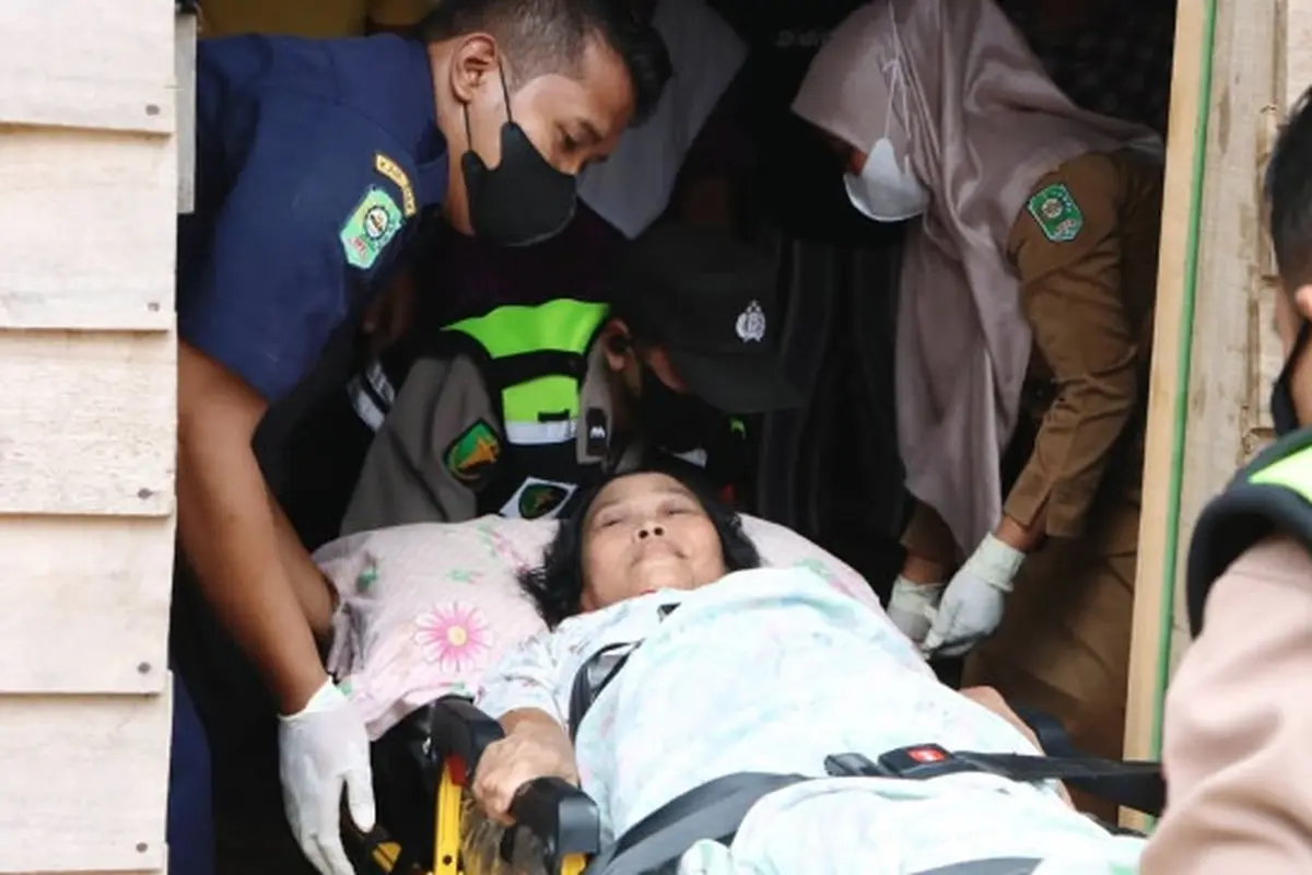 Polisi membawa penderita tuberkulosis tulang di Kabupaten Siak berobat ke Pekanbaru.