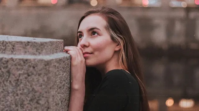 Setelah mengenali inner critic, langkah selanjutnya adalah menantang pikiran negatif yang disuarakan.