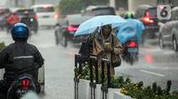 Pejalan kaki menggunakan payung saat hujan deras di kawasan Thamrin, Jakarta, Rabu (23/11/2022). Sejak Oktober, DKI Jakarta mulai memasuki musim penghujan yang sudah masuk ke dalam tahap ekstrem. (Liputan6.com/Faizal Fanani)